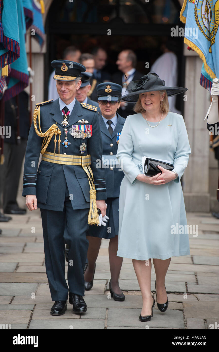 Air Chief Marshall Sir Stephen Hillier und Lady Hillier verlassen St Clement Danes Kirche auf dem Strang in London, 1. April 2018. Stockfoto