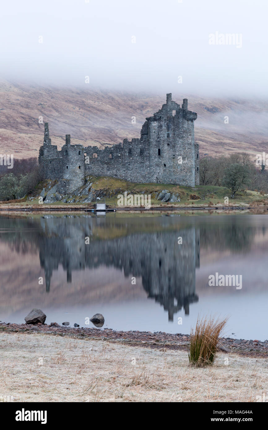 Am frühen Morgen bei Kilchurn Castle und Loch Awe, Argyll und Bute, Schottland, UK im März Stockfoto