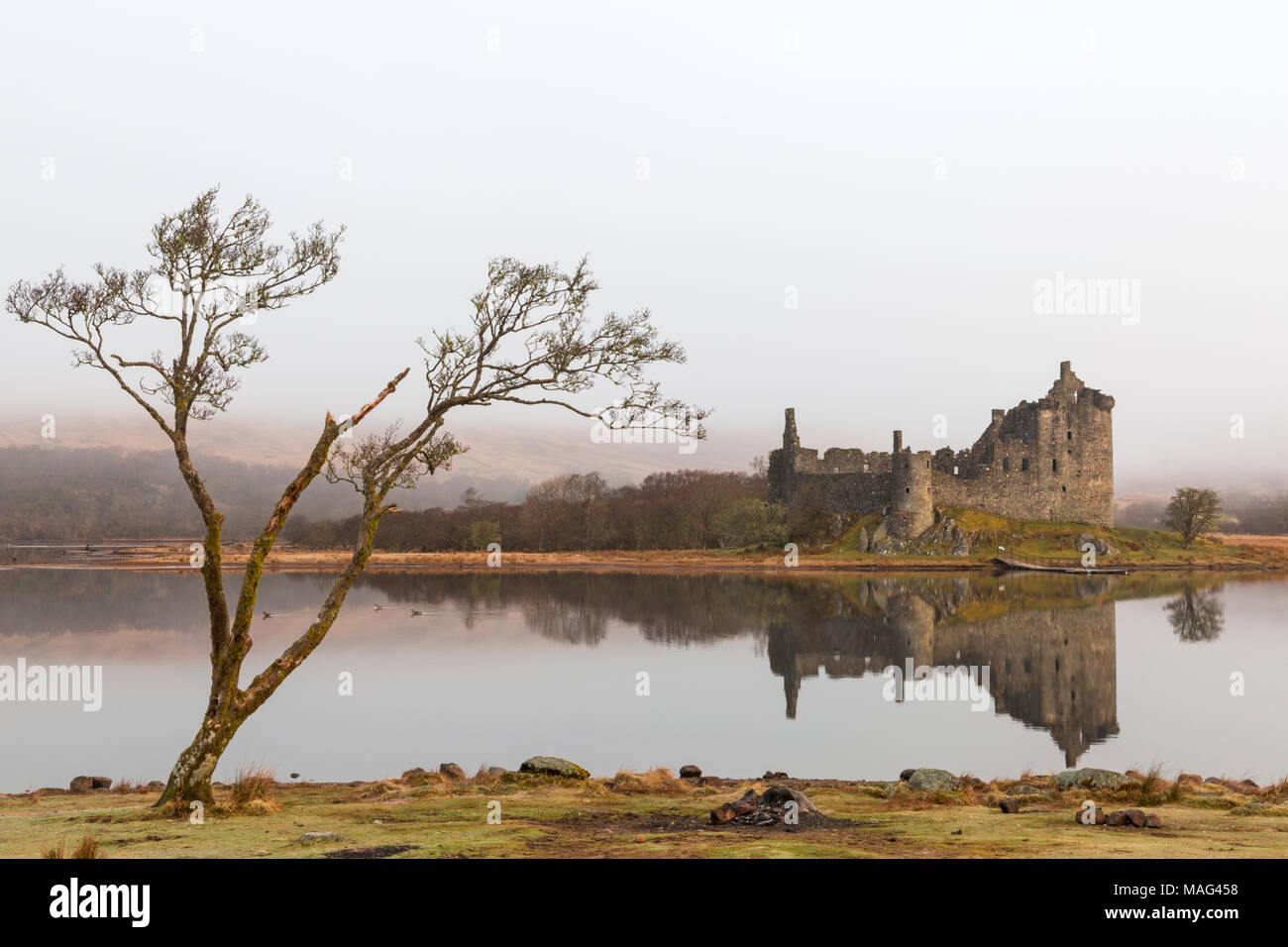 Am frühen Morgen bei Kilchurn Castle und Loch Awe, Argyll und Bute, Schottland, UK im März Stockfoto