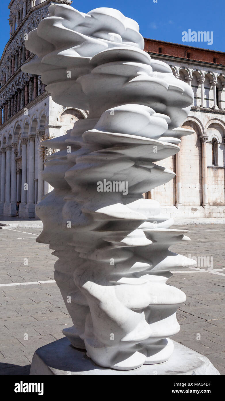 Italien, Toskana, Lucca. Moderne Kunst Skulptur neben der Kirche San Michele in Foro Stockfoto