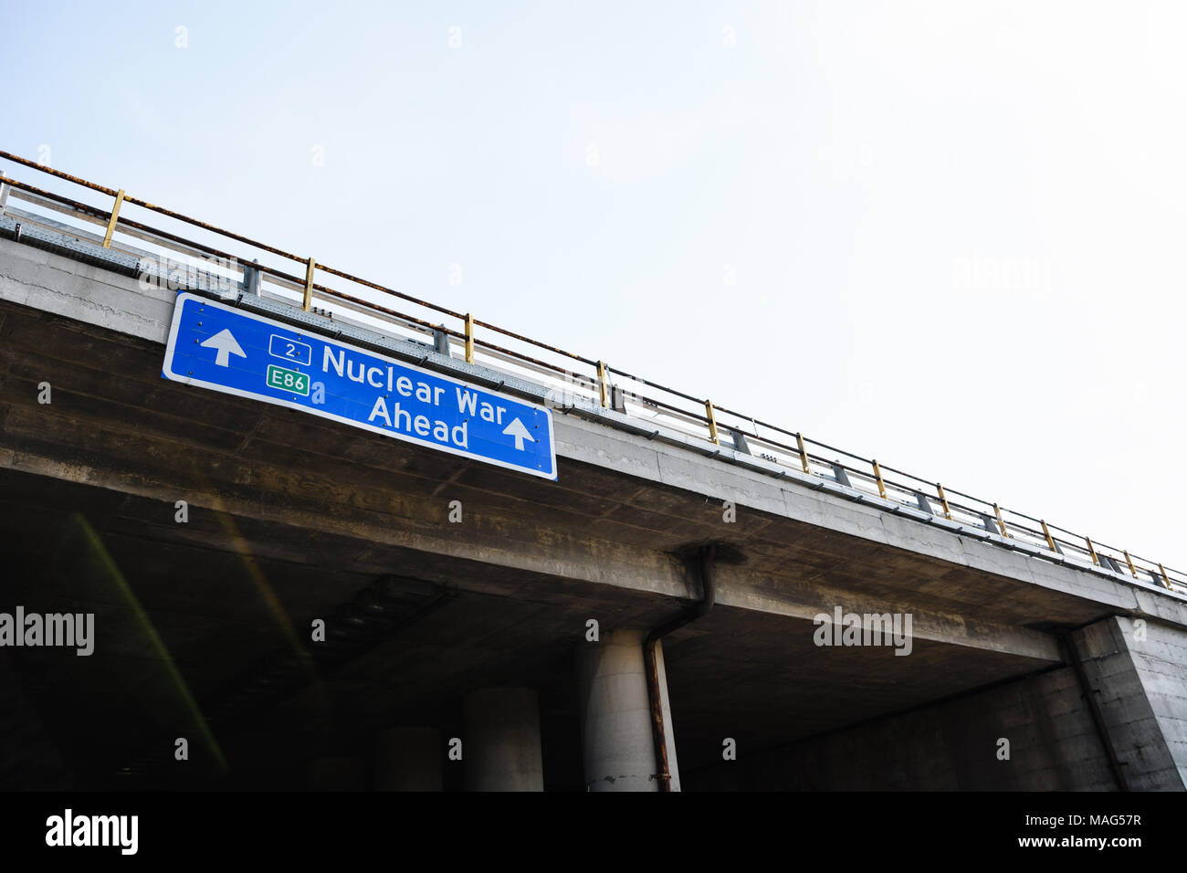 Nuklearen Krieg vor blauen Schild gegen den klaren Himmel Stockfoto