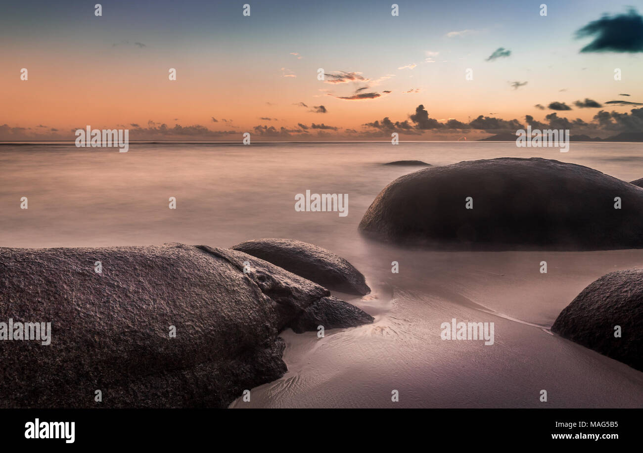 Mystischer Morgen auf Silhouette Island Beach, Seychellen Stockfoto