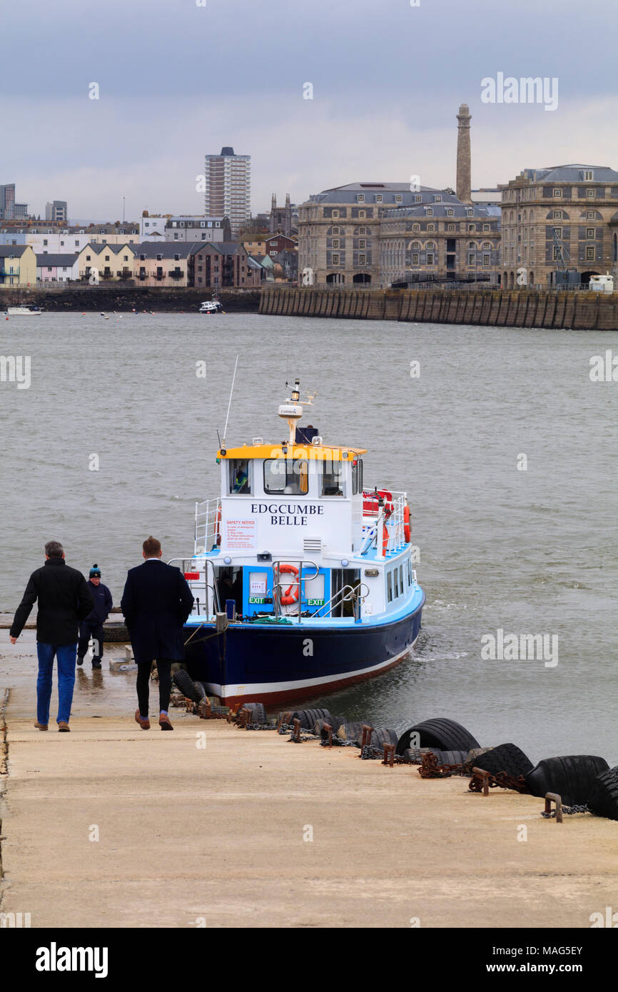 Das Edgcumbe Belle boards Passagiere am Cremyll, Cornwall, für eine Reise quer durch die Hamoaze nach Plymouth. Royal William Yard im Hintergrund Stockfoto