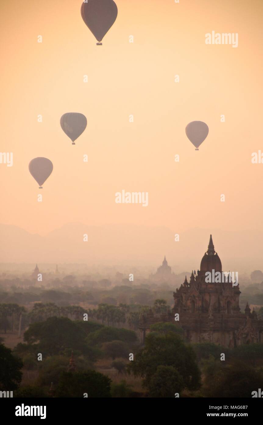 Sonnenaufgang über dem Tempel in Bagan, Myanmar Stockfoto