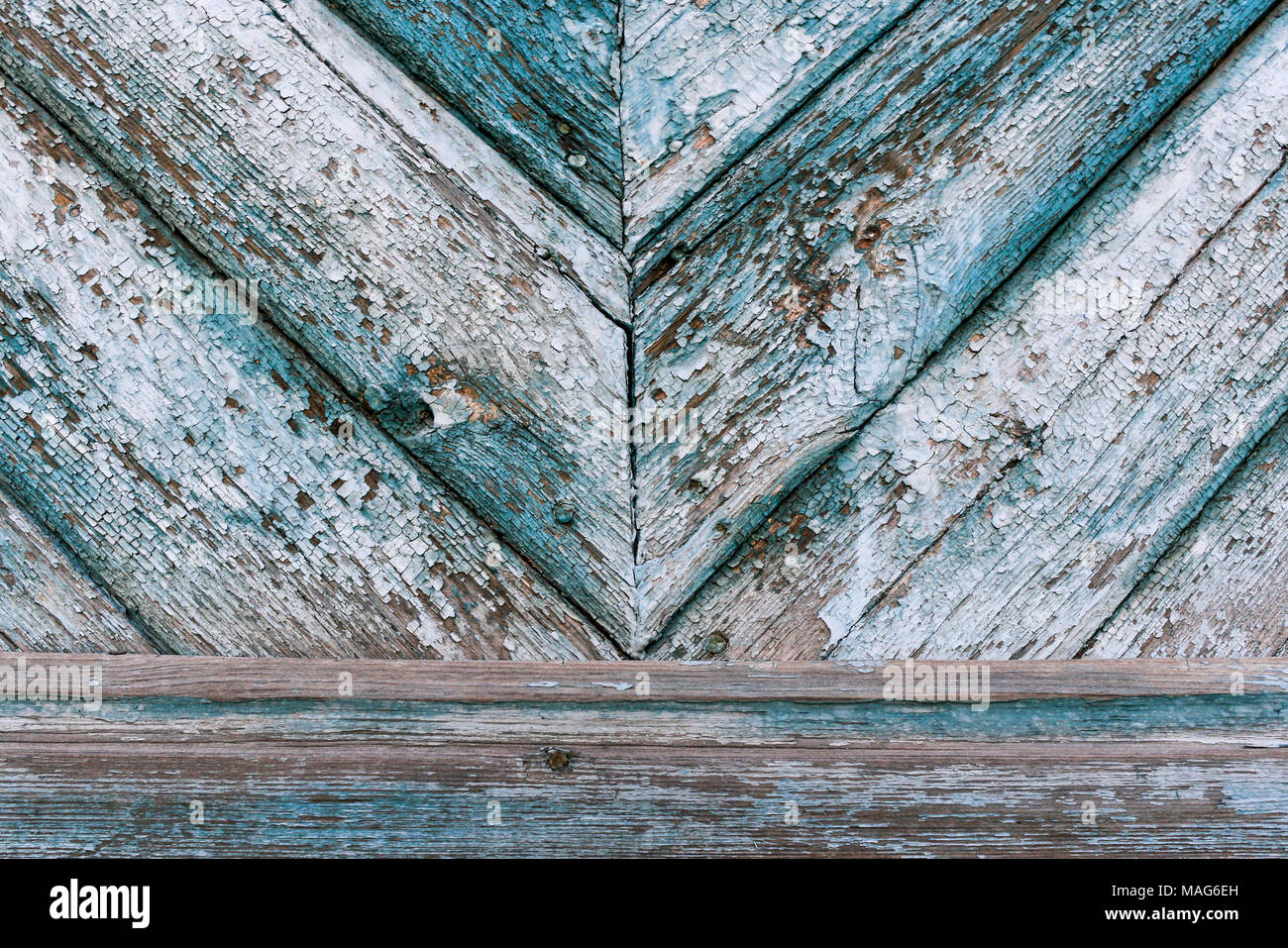 Hintergrund der schäbigen blauen Holzbohlen, in verschiedene Richtungen zusammen genagelt. Stockfoto