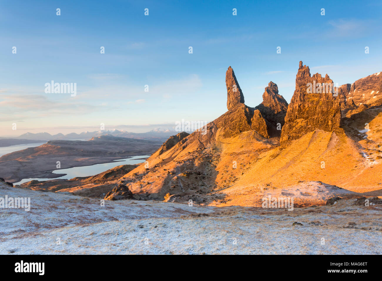 Kalten frostigen Morgen bei Sonnenaufgang an der alten Mann von Storr, Isle of Skye, Schottland, UK im März Stockfoto