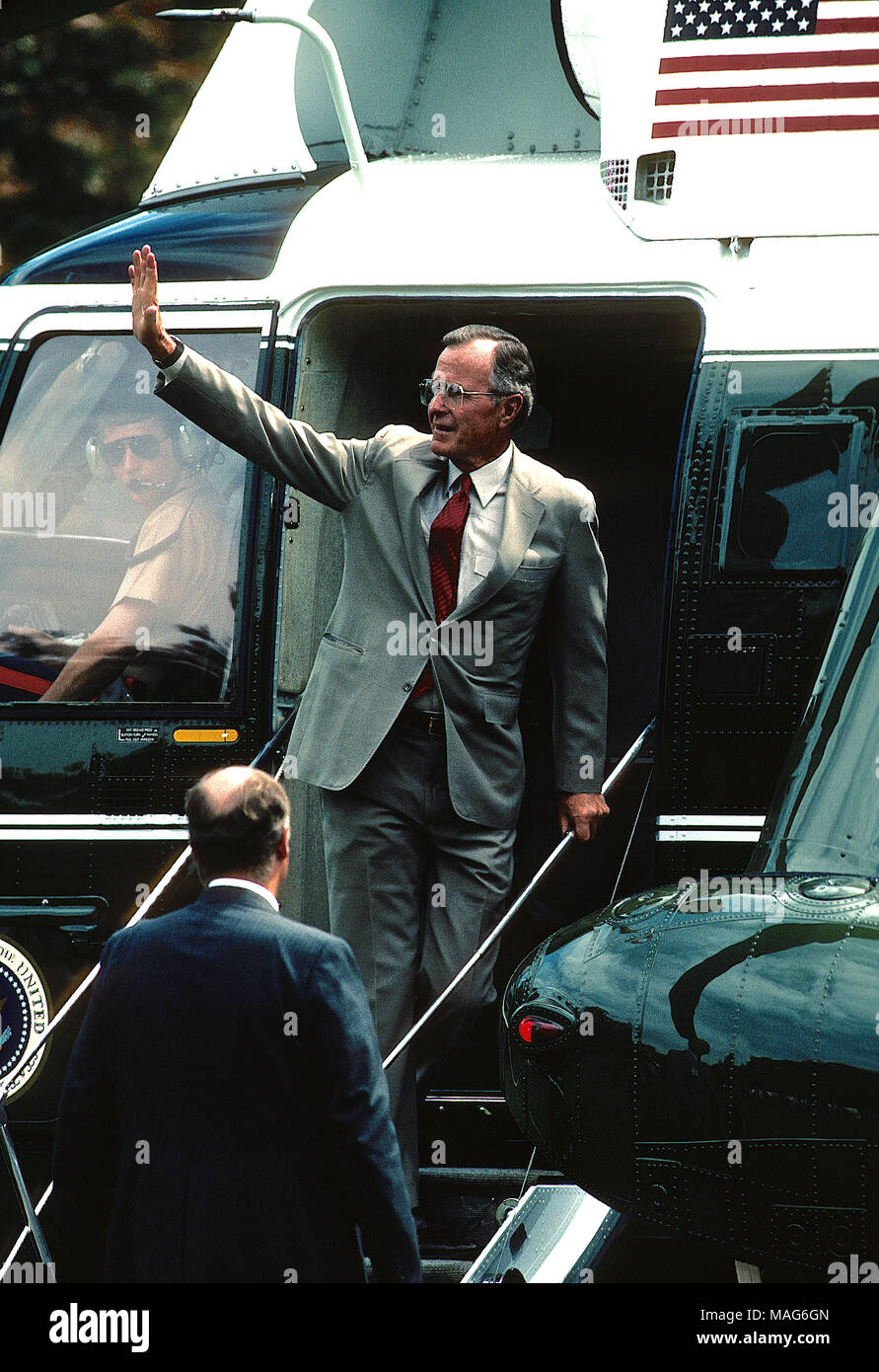 Washington, DC., USA, September, 1989 Präsident George H.W. Bush Wellen als seine bereitet das Weiße Haus an Bord zu verlassen Marine One. Credit: Mark Reinstein/MediaPunch Stockfoto