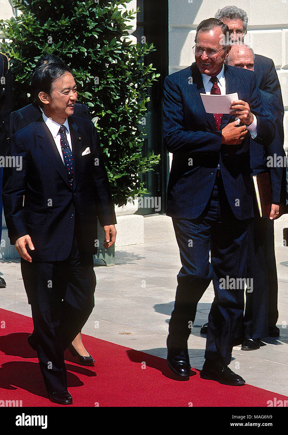 Washington, DC., USA, 1. September 1989 Präsident George H.W. Bush und der japanische Ministerpräsident Toshiki Kaifu, nach zusammen Treffen in das Oval Office liefern ihre Bemerkungen an der südlichen Vorhalle des Weißen Hauses. Ministerpräsident Kaifu sprach in Japanisch, und seine Äußerungen wurden übersetzt. Credit: Mark Reinstein/MediaPunch Stockfoto