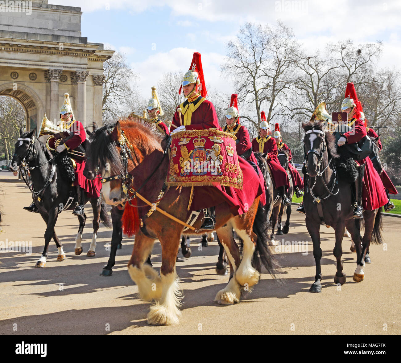 Die Band des Royal Horse Artilery durch den Wellington Arch London kommt Stockfoto