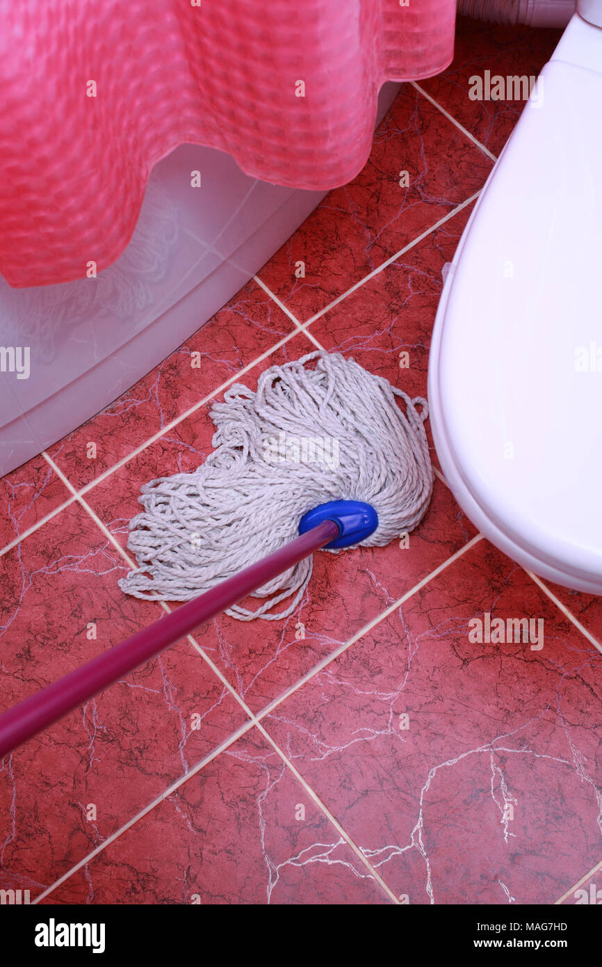Reinigung im Bad und Wc. Waschen der Böden. Stockfoto