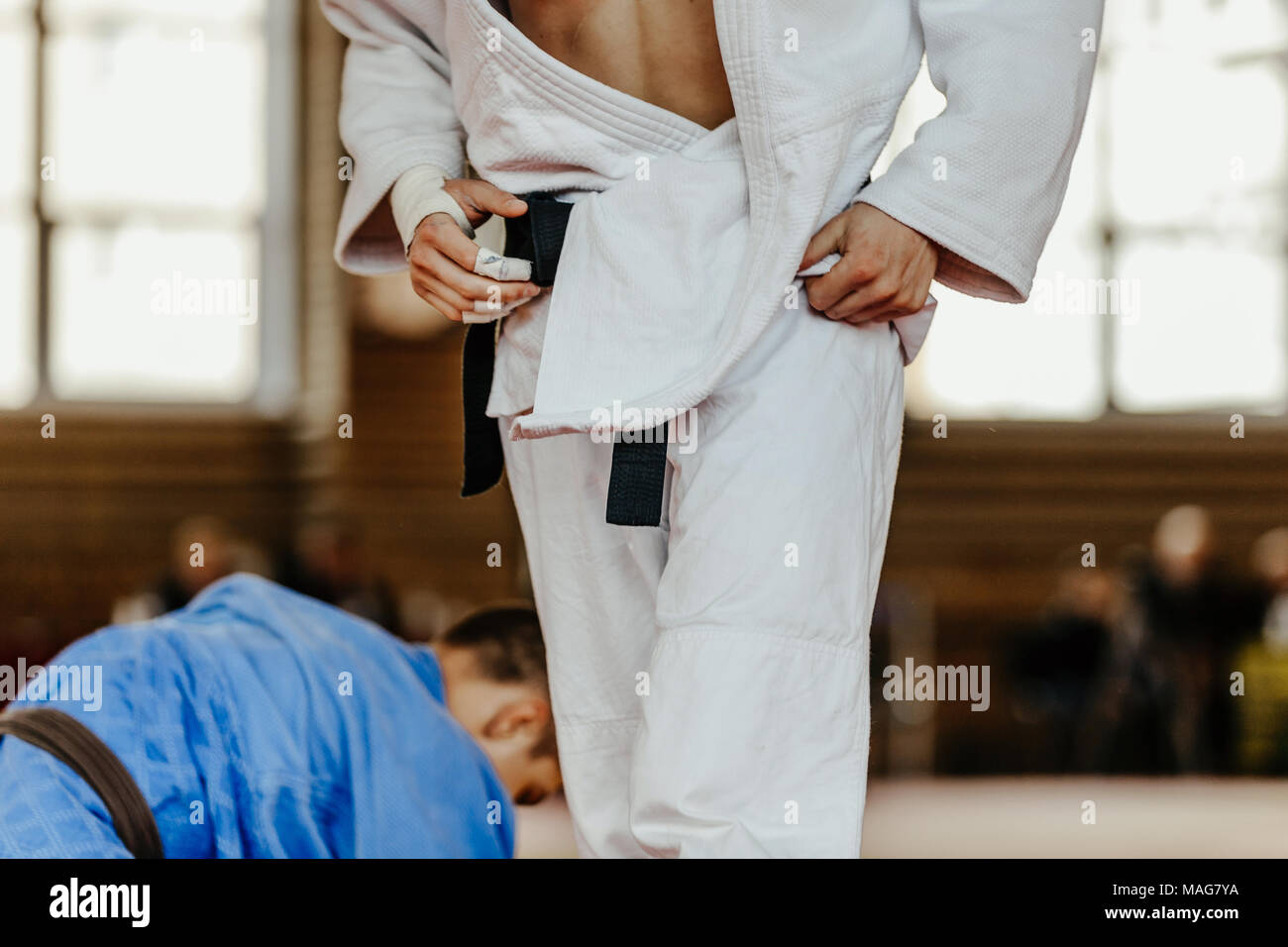 Judoka im weissen Kimono besiegt Athleten im blauen Kimono Stockfoto