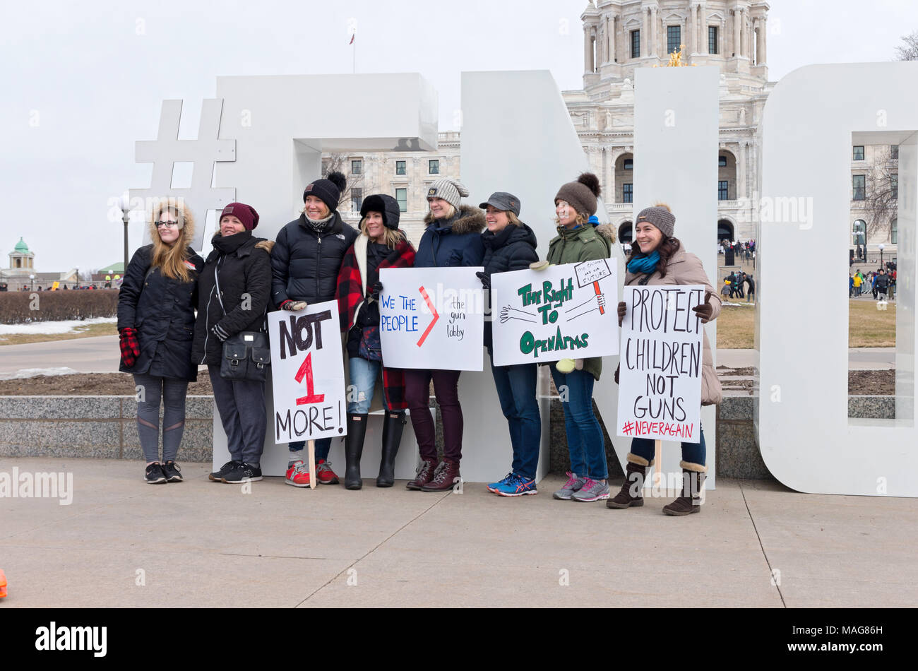 SAINT PAUL, MN/USA, 24. MÄRZ 2018: Frauen Demonstranten mit Plakaten auf State Capitol Mall vor Studenten in März kommen für unser Leben Rallye. Stockfoto