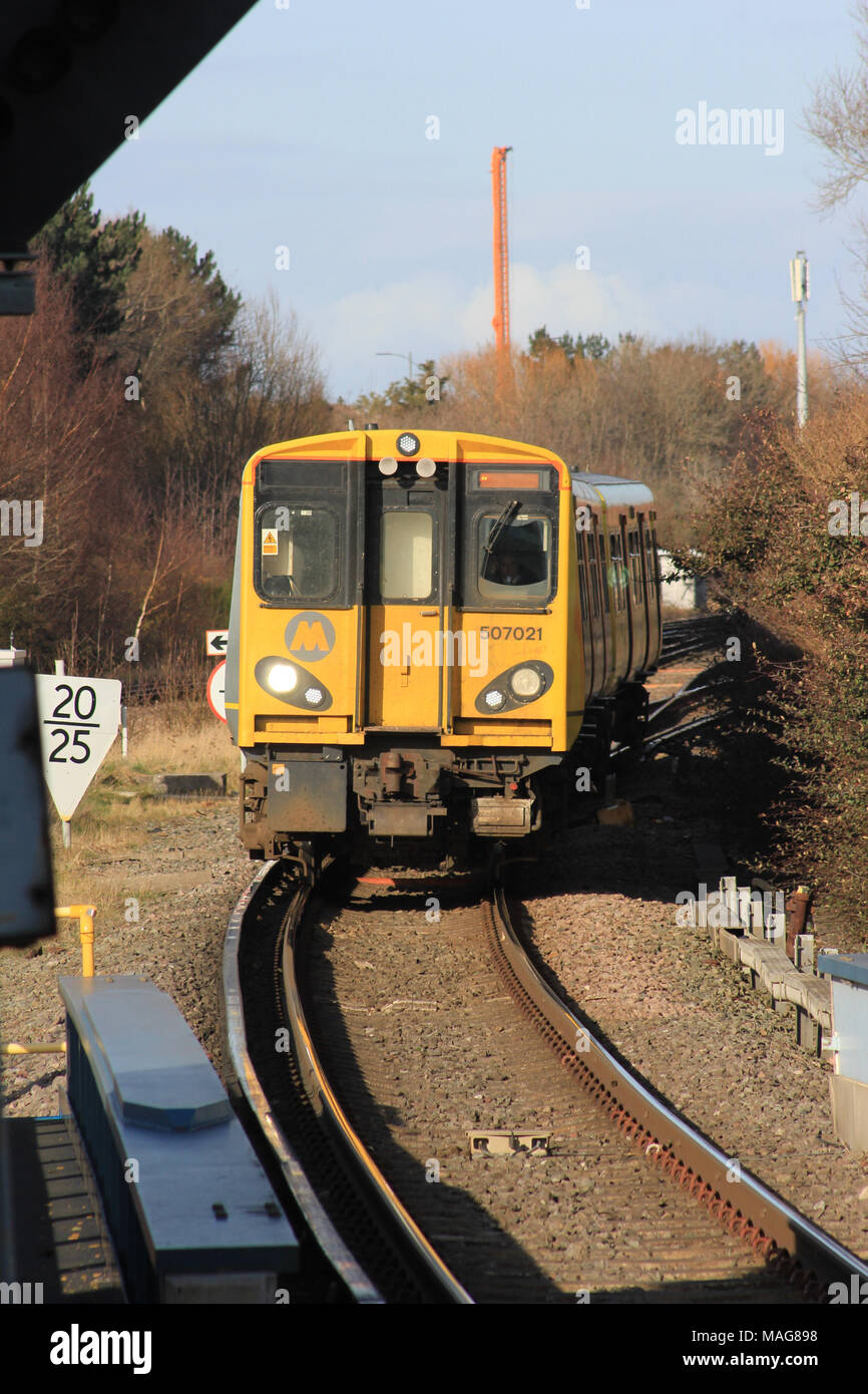 Eine elektrische Eisenbahn auf der Merseyrail S-Bahn von Kirkby kommt an der Station an Sandhills. Stockfoto