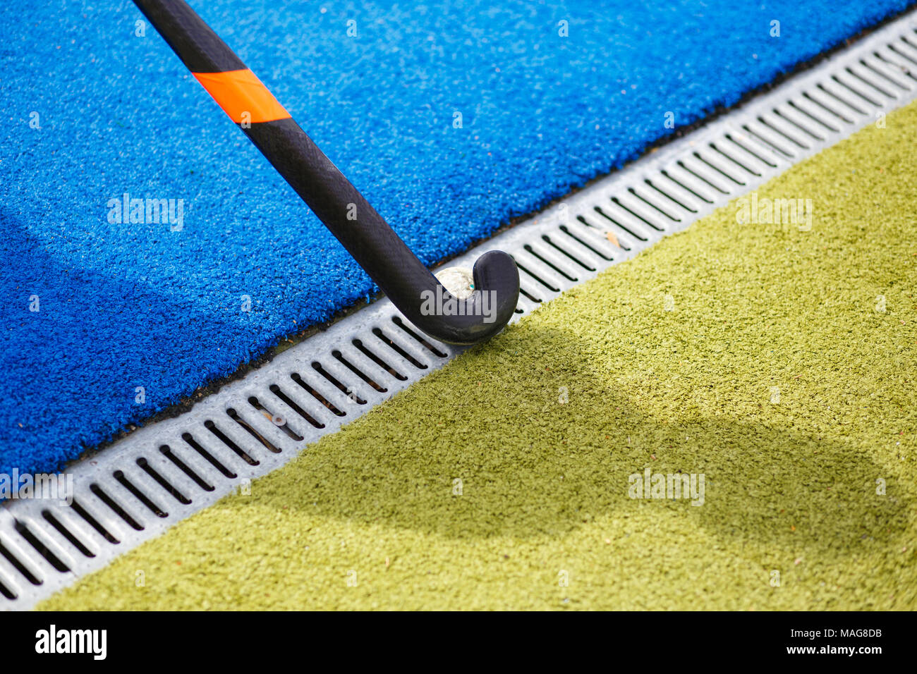 Hockey weibliche Spieler der Schuß mit Stick Stockfoto