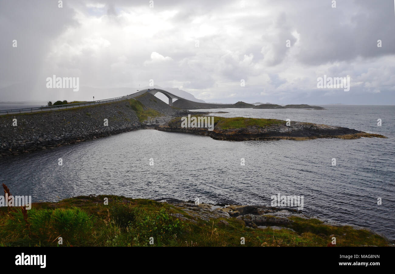 Atlanterhavsveien, schönen norwegischen Brücke, die Inseln entlang des Atlantischen Ozeans Straße Stockfoto