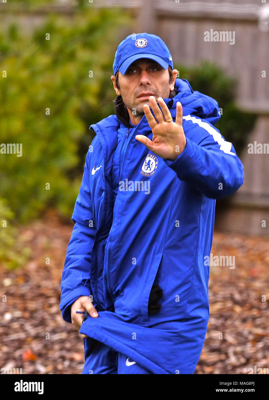 Cobham, Surrey, UK, 4. Dezember 2017 Chelsea Football Club Manager Antonio Conte sagt "Auf Wiedersehen" Stockfoto
