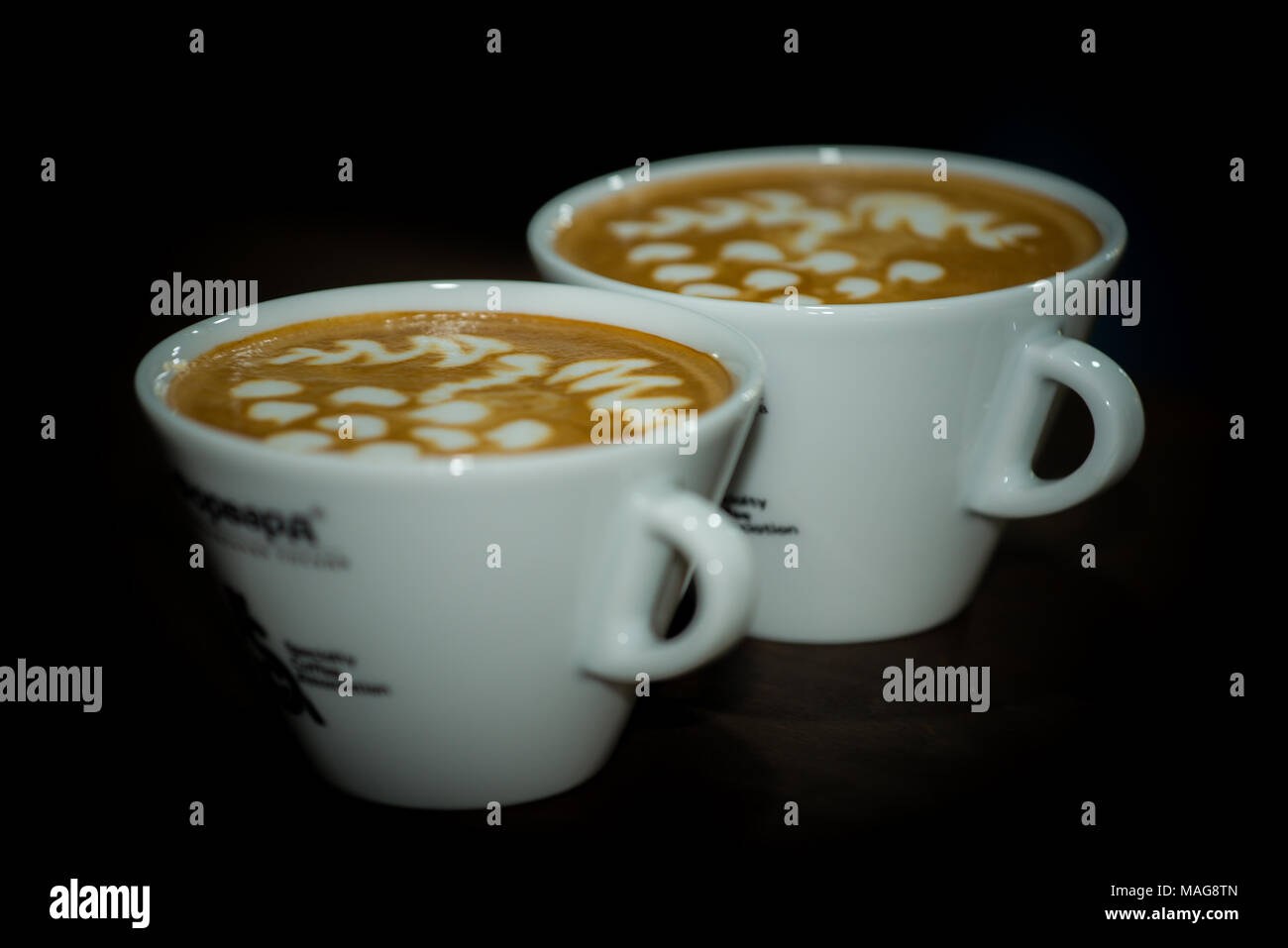 Tassen Kaffee und gedämpfte Milch trinken, mit Latte-art Bilder an der Oberfläche Stockfoto