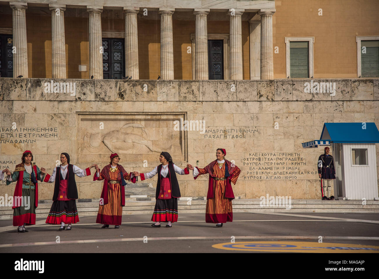 Athen, Griechenland. 31 Mär, 2018. Teilnehmer dress up in der griechischen traditionellen Outfit gesehen tanzen vor dem griechischen Parlament. Insgesamt 350 junge Menschen aus der ganzen Welt reisten nach Athen Teil in hellenische Jugend in Aktion, das Forum für alle neuen griechischer Herkunft, die an diesem Wochenende in Athen nimmt zu nehmen, die im Rahmen der Olympischen Spiele 2016-2018. Auf einer speziell entwickelten Mauer, die Teilnehmer ihre Ausdrucke, und symbolische Weise gaben sie ihre Spuren. Eine riesige Veranstaltung fand außerhalb der Griechischen Parlament, mit traditionellen Tänzen aus ganz Griechenland. (Bild: © Vangelis Ev Stockfoto