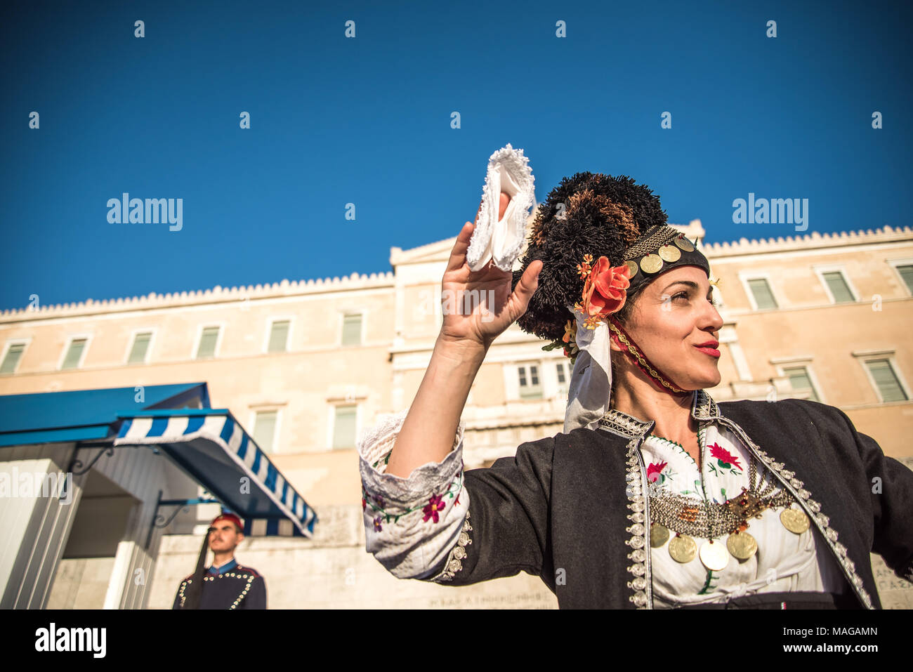 Athen, Griechenland. 31 Mär, 2018. Ein Teilnehmer dress up in der griechischen traditionellen Outfit gesehen tanzen vor dem griechischen Parlament. Insgesamt 350 junge Menschen aus der ganzen Welt reisten nach Athen Teil in hellenische Jugend in Aktion, das Forum für alle neuen griechischer Herkunft, die an diesem Wochenende in Athen nimmt zu nehmen, die im Rahmen der Olympischen Spiele 2016-2018. Auf einer speziell entwickelten Mauer, die Teilnehmer ihre Ausdrucke, und symbolische Weise gaben sie ihre Spuren. Eine riesige Veranstaltung fand außerhalb der Griechischen Parlament, mit traditionellen Tänzen aus ganz Griechenland. (Bild: © Vangelis E Stockfoto