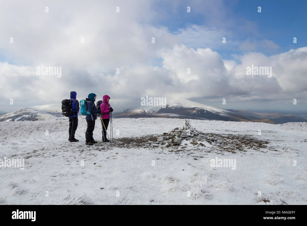 Lake District, Cumbria, UK. Sonntag, den 1. April 2018. UK Wetter. Trotz der Kälte 3 entsprechend ausgerüsteten Wanderer genießen Sie den Blick auf die eisigen Gipfel der Knott als Schnee Wolken auf den höheren Bergen darüber hinaus bauen. Quelle: David Forster/Alamy leben Nachrichten Stockfoto