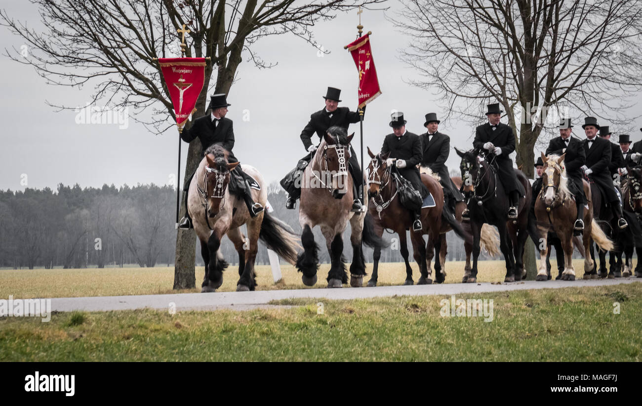 Lausitz, Deutschland. 1 Apr, 2018. Ostern Reiter aus Wittichenau Banner tragen. Sorbische Ostern Prozession (osterreiten). Credit: Krino/Alamy leben Nachrichten Stockfoto