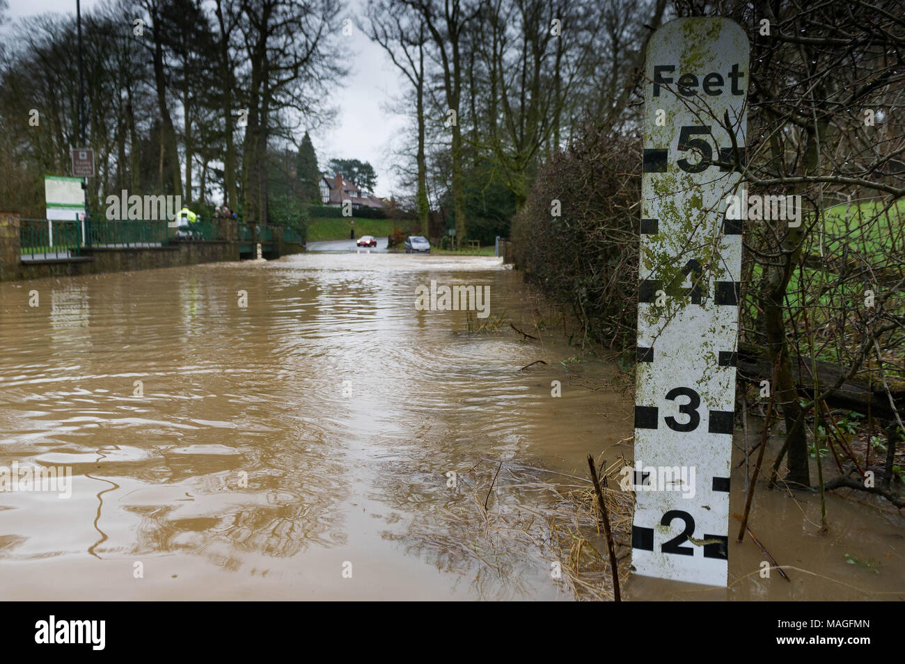 Kenilworth, Warwickshire. 2 Apr, 2018. UK Wetter: Mit erheblichen Niederschlag über Ostern Sonntag Abend und in Ostermontag flood Warnungen wurden von der Umweltagentur für einige Teile der Midlands Am 2. April 2018. Der Ford neben dem Schloss Kenilworth, Warwickshire überschwemmt der A452 am 2. April 2018. Credit: Fraser Pithie/Alamy leben Nachrichten Stockfoto