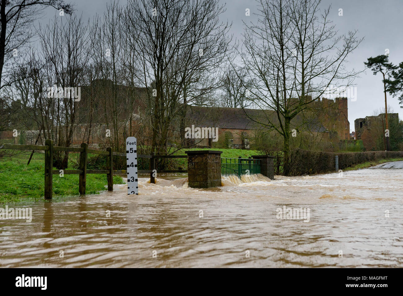 Kenilworth, Warwickshire. 2 Apr, 2018. UK Wetter: Mit erheblichen Niederschlag über Ostern Sonntag Abend und in Ostermontag flood Warnungen wurden von der Umweltagentur für einige Teile der Midlands Am 2. April 2018. Der Ford neben dem Schloss Kenilworth, Warwickshire überschwemmt der A452 am 2. April 2018. Credit: Fraser Pithie/Alamy leben Nachrichten Stockfoto