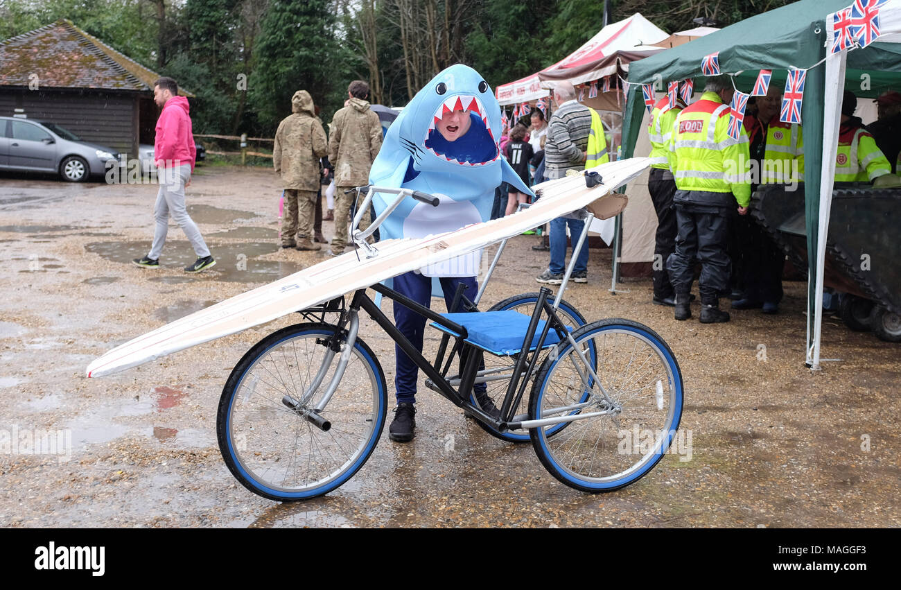 Bolney Sussex UK 2. April 2018 - der Teenager-Junge mit seinem Beitrag „I Think We Need A Bigger Pram“ nimmt heute am jährlichen Bolney-Pram-Rennen Teil, das jeden Osterfeiertag am Montag im Pub Eight Bells im Dorf stattfindet und Geld für lokale Wohltätigkeitsorganisationen einbringt SERV Sussex und Age UK Credit: Simon Dack/Alamy Live News Stockfoto