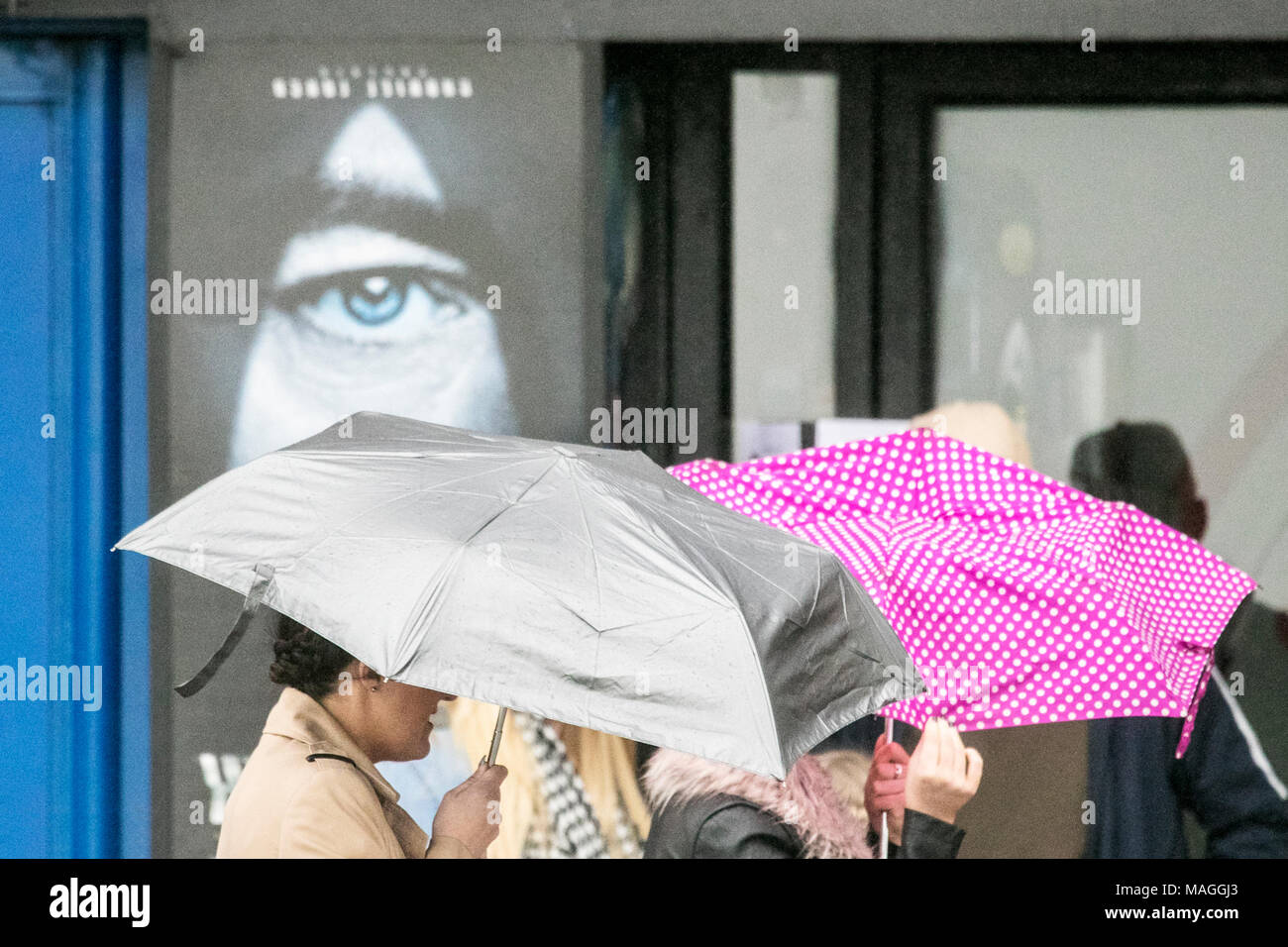 Frauen, die sich im Regen unter Regenschirmen in Blackpool unterbringen. April 2018. Wetter in Großbritannien. Schreckliches Wetter an den Feiertagen, schreckliche windige und regnerische Wetterverhältnisse, die die Nordwestküste am Küstenort Blackpool in Lancashire umwallen. Geschlossene Eisdielen und einsame Strände aufgrund des Unwetters, da Touristen am Wochenende der Osterfeiertage früh nach Hause fahren. Quelle: Cernan Elias/Alamy Live News Stockfoto