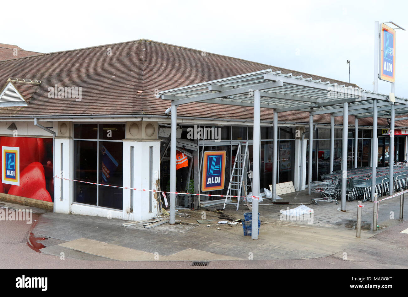 Biggleswade, Bedfordshire, Großbritannien. 2 Apr, 2018. Über Nacht Ram Raid bei Aldi Supermarkt im Zentrum von Biggleswade, Bedfordshire. Die ATM Geldautomaten an der Vorderseite des Store war das offensichtliche Ziel der Diebe und die sauber sind jetzt unterwegs mit der Polizei auf die Sicherheit achten. Biggleswade, Bedfordshire, Großbritannien am Ostermontag, 2.April 2018 Foto von Keith Mayhew Credit: KEITH MAYHEW/Alamy leben Nachrichten Stockfoto