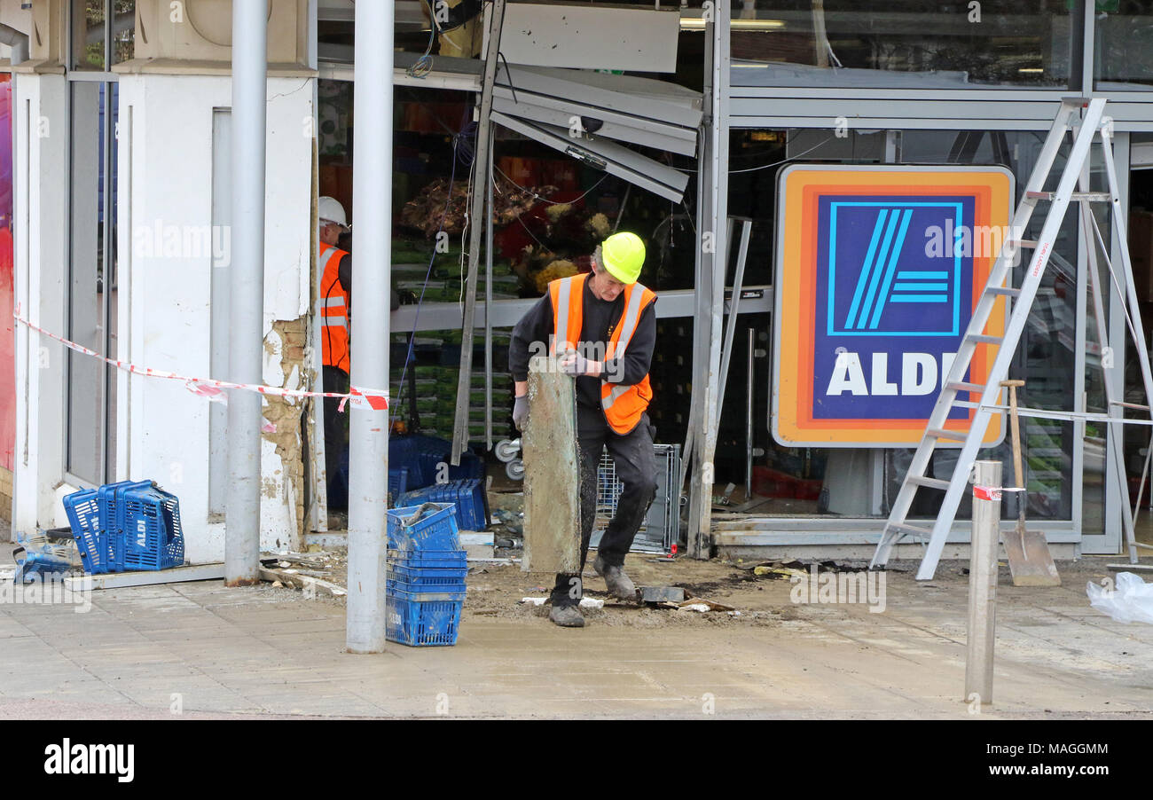 Biggleswade, Bedfordshire, Großbritannien. 2 Apr, 2018. Über Nacht Ram Raid bei Aldi Supermarkt im Zentrum von Biggleswade, Bedfordshire. Die ATM Geldautomaten an der Vorderseite des Store war das offensichtliche Ziel der Diebe und die sauber sind jetzt unterwegs mit der Polizei auf die Sicherheit achten. Biggleswade, Bedfordshire, Großbritannien am Ostermontag, 2.April 2018 Foto von Keith Mayhew Credit: KEITH MAYHEW/Alamy leben Nachrichten Stockfoto