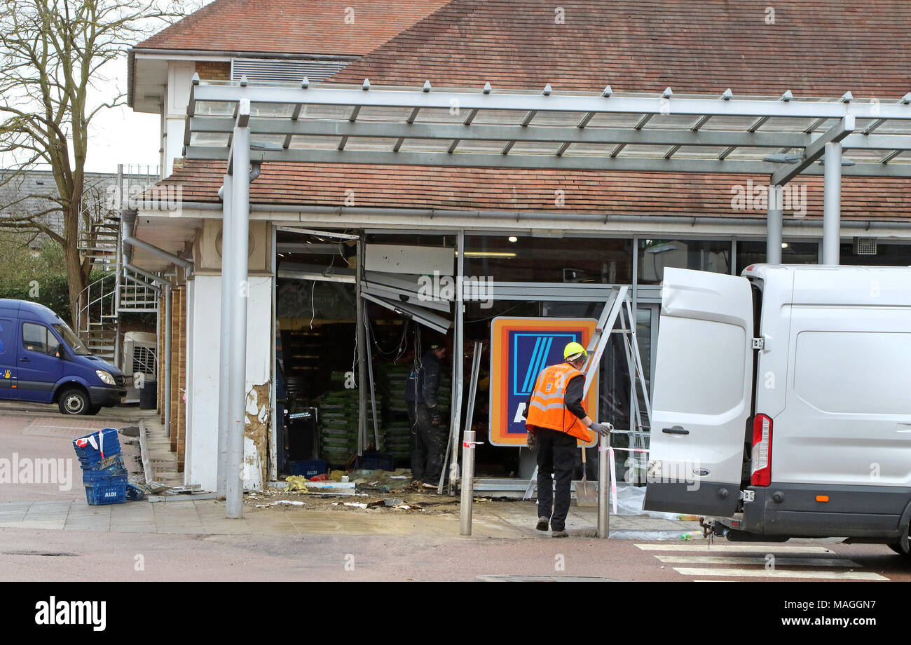 Biggleswade, Bedfordshire, Großbritannien. 2 Apr, 2018. Über Nacht Ram Raid bei Aldi Supermarkt im Zentrum von Biggleswade, Bedfordshire. Die ATM Geldautomaten an der Vorderseite des Store war das offensichtliche Ziel der Diebe und die sauber sind jetzt unterwegs mit der Polizei auf die Sicherheit achten. Biggleswade, Bedfordshire, Großbritannien am Ostermontag, 2.April 2018 Foto von Keith Mayhew Credit: KEITH MAYHEW/Alamy leben Nachrichten Stockfoto