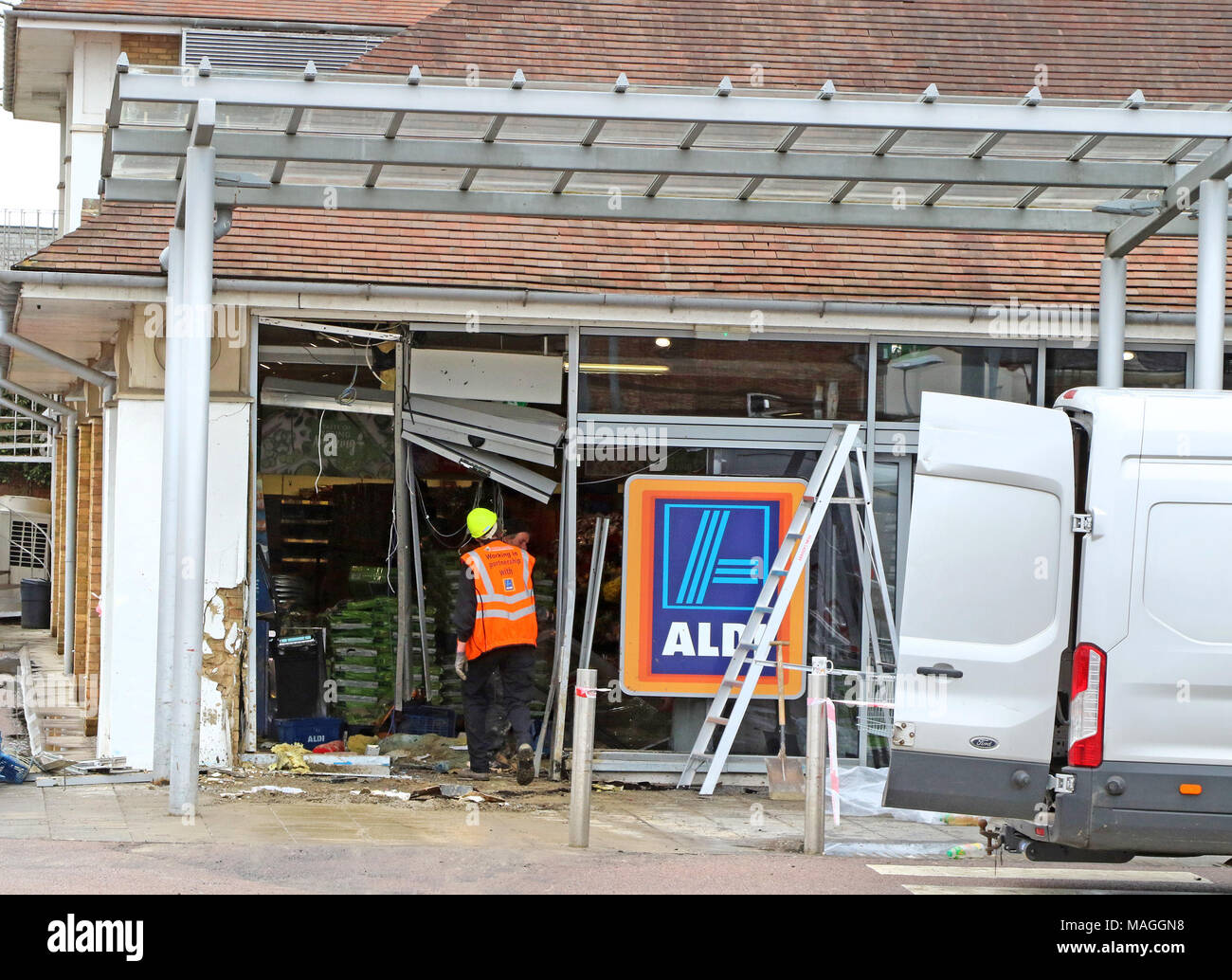 Biggleswade, Bedfordshire, Großbritannien. 2 Apr, 2018. Über Nacht Ram Raid bei Aldi Supermarkt im Zentrum von Biggleswade, Bedfordshire. Die ATM Geldautomaten an der Vorderseite des Store war das offensichtliche Ziel der Diebe und die sauber sind jetzt unterwegs mit der Polizei auf die Sicherheit achten. Biggleswade, Bedfordshire, Großbritannien am Ostermontag, 2.April 2018 Foto von Keith Mayhew Credit: KEITH MAYHEW/Alamy leben Nachrichten Stockfoto