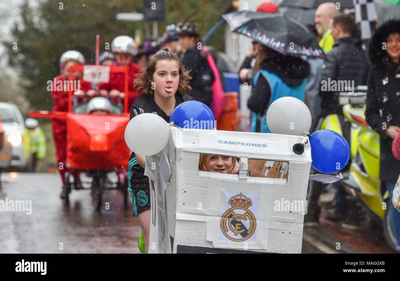 Bolney UK 2. April 2018 - Konkurrenten in der Junior Rennen und Zuschauer trotzen dem Regen an der jährlichen Bolney Pram Rennen heute, die in den acht Glocken Kneipe im Dorf jeden Ostern Feiertag Montag das Geld statt für lokale Wohltätigkeitsorganisationen SERV Sussex und Alter UK: Simon Dack/Alamy leben Nachrichten Stockfoto