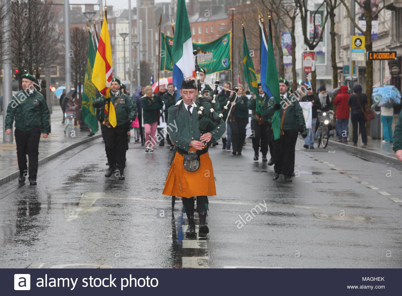 Dublin, Irland. April 2, 2018. Eine republikanische März durchläuft der O'Connell Street in Dublin heute Mittag zu Ehren des 1916 gegen die britische Regierung steigt. Bei starkem Regen eine Piper führen die Teilnehmer an dem GPO und an Arbour Hill Friedhof. Credit: reallifephotos/Alamy Live News Credit: reallifephotos/Alamy leben Nachrichten Stockfoto