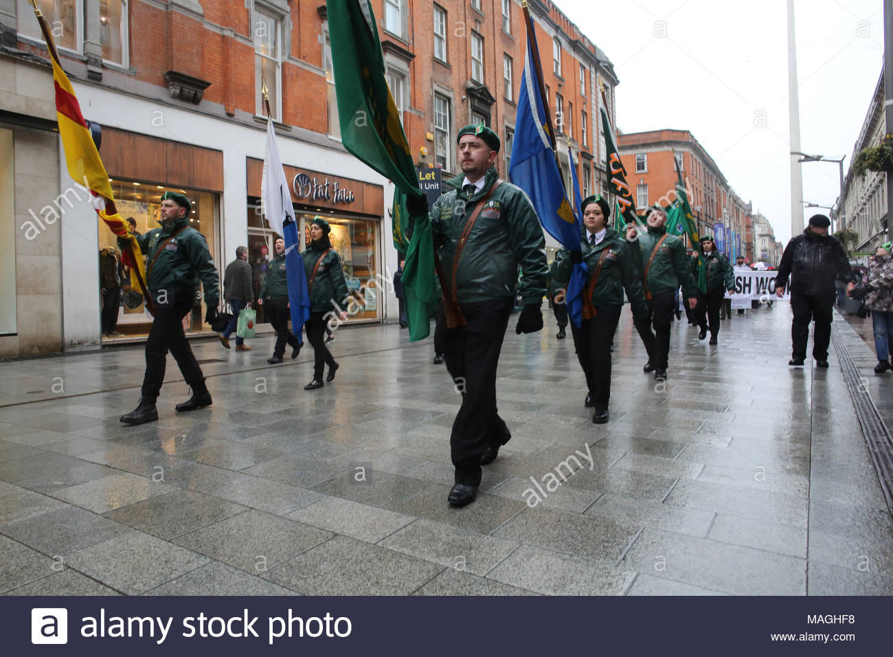 Dublin, Irland. April 2, 2018. Eine republikanische März durchläuft der O'Connell Street in Dublin heute Mittag zu Ehren des 1916 gegen die britische Regierung steigt. Bei starkem Regen eine Piper führen die Teilnehmer an dem GPO und an Arbour Hill Friedhof. Credit: reallifephotos/Alamy Live News Credit: reallifephotos/Alamy leben Nachrichten Stockfoto