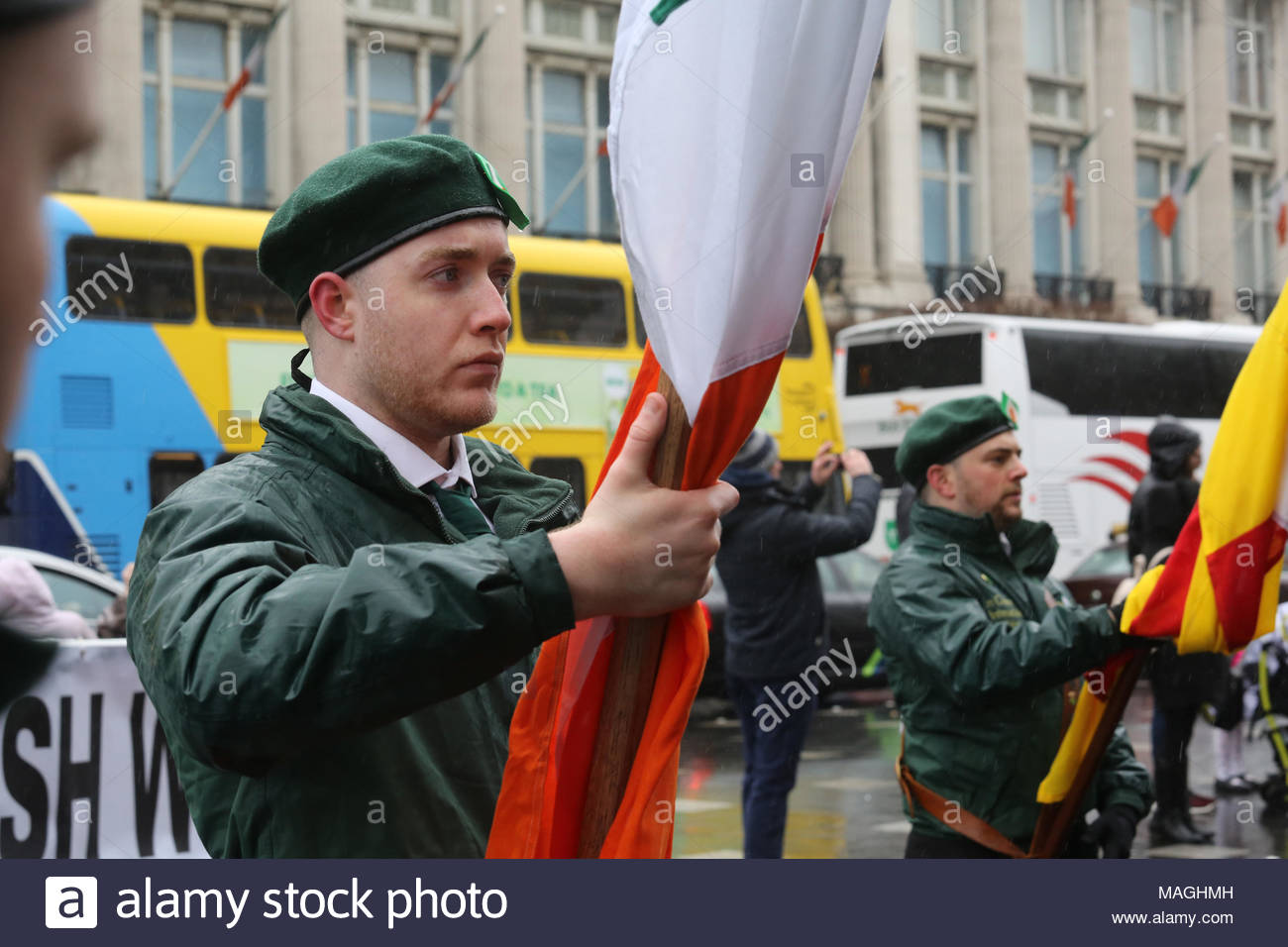 Dublin, Irland. April 2, 2018. Eine republikanische März durchläuft der O'Connell Street in Dublin heute Mittag zu Ehren des 1916 gegen die britische Regierung steigt. Bei starkem Regen eine Piper führen die Teilnehmer an dem GPO und an Arbour Hill Friedhof. Credit: reallifephotos/Alamy Live News Credit: reallifephotos/Alamy leben Nachrichten Stockfoto