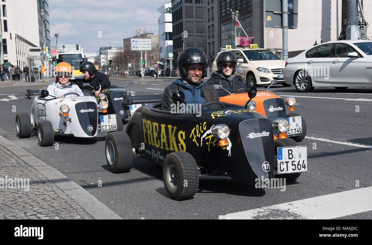 02. April 2018, Deutschland, Berlin: Diese Touristen erkundet die Stadt mit Hotrods - in der Regel alte, klassische amerikanische Autos mit grossen Maschinen in den 1920er bis 1940er Jahre. Foto: Paul Zinken/dpa Stockfoto