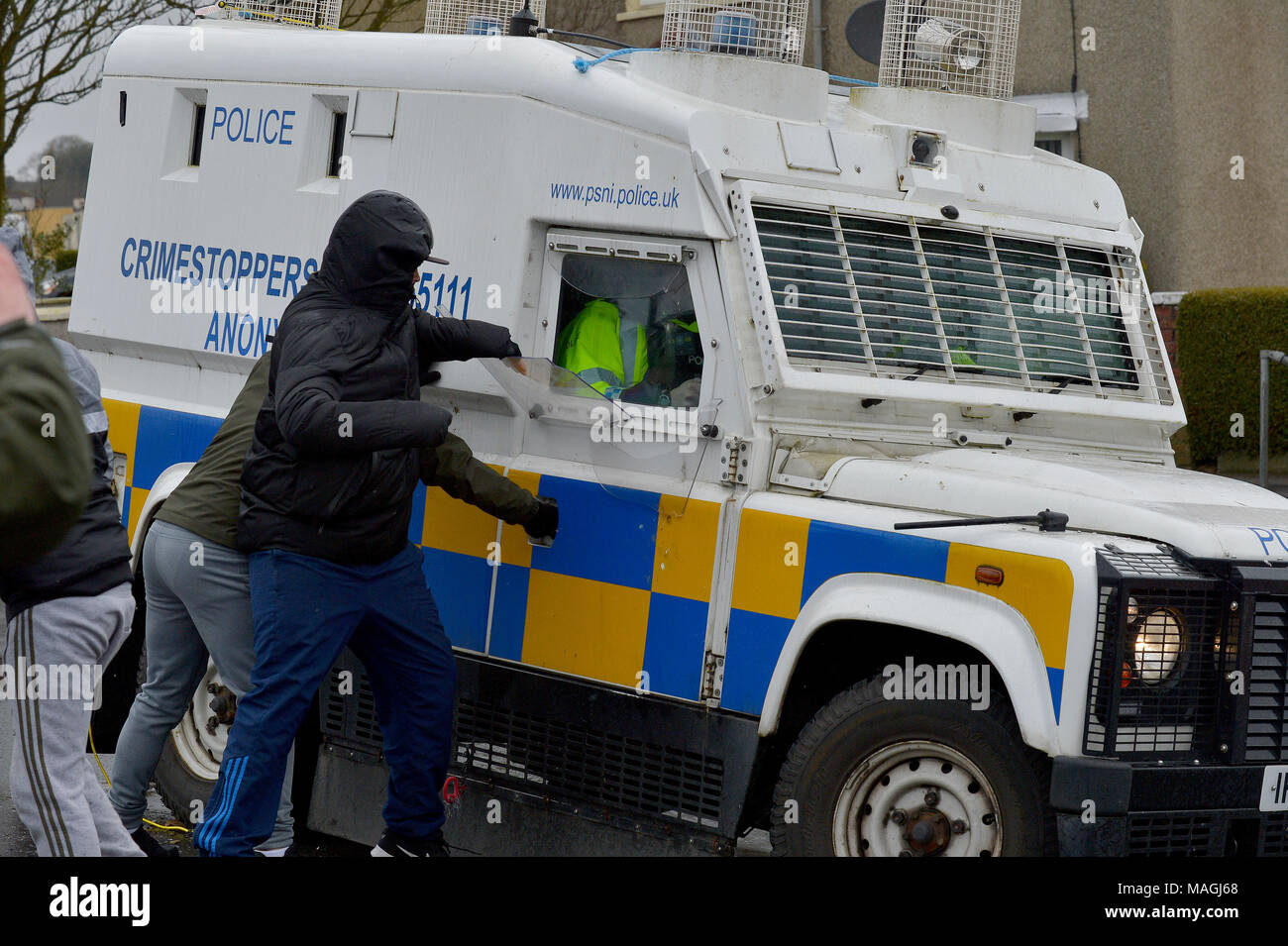 Derry, Nordirland 2. April, 2018. Polizei in der dissident republikanischer Parade eingreifen. PSNI Fahrzeuge bei einer un-angegriffen - dissident republikanischer 1916 Ostern Gedenken in der creggan Immobilien in Derry, Derry 1916 Gedenken Ausschuß notifiziert. © George Sweeney/Alamy leben Nachrichten Stockfoto