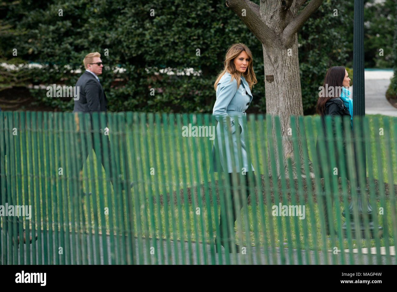 Washington, District of Columbia, USA. 2 Apr, 2018. April 2, 2018 - Washington, DC, USA: First Lady Melania Trump verlässt die 2018 Weißes Haus Ostereier Rollen. Credit: Erin Scott/ZUMA Draht/Alamy leben Nachrichten Stockfoto