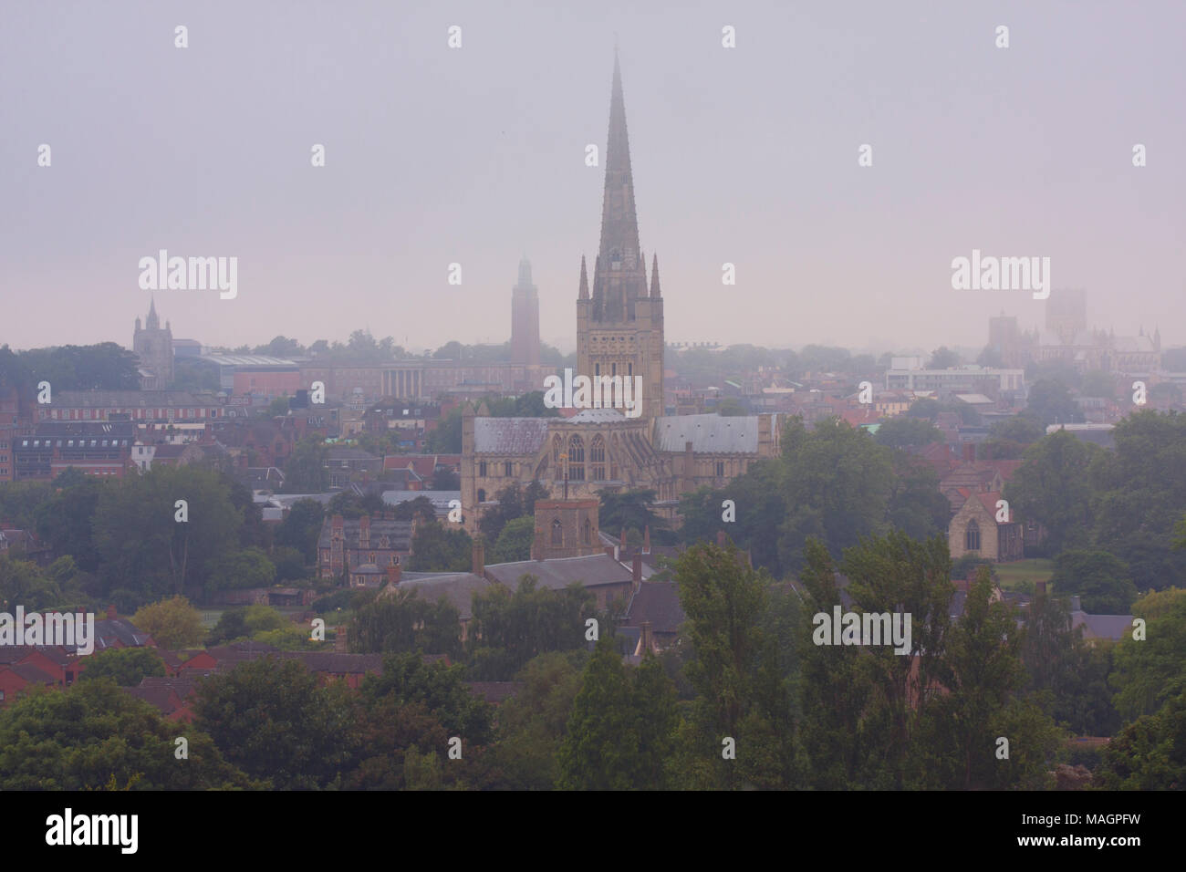 Blick auf die Skyline mit der Kathedrale von Norwich in der Entfernung auf misty morning, East Anglia, England Stockfoto
