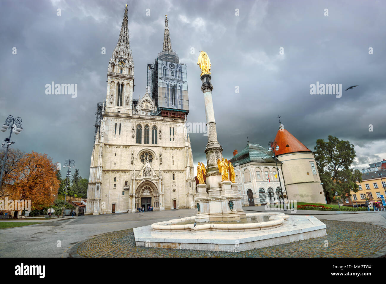 Kathedrale von Zagreb und Spalte mit Statue der Jungfrau Maria. Zagreb, Kroatien, Europa Stockfoto