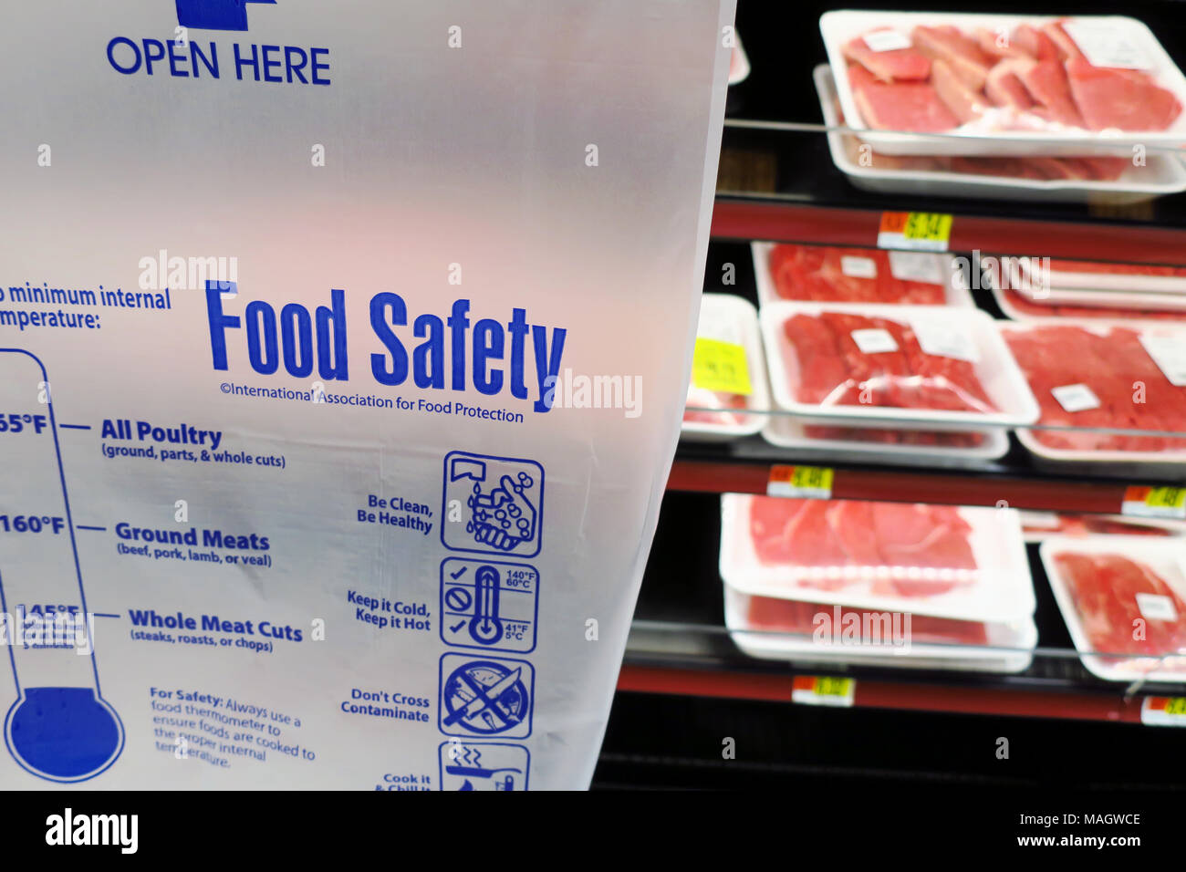 Ein Food Safety Bag vor verpacktes Fleisch. Konzept Stockfoto