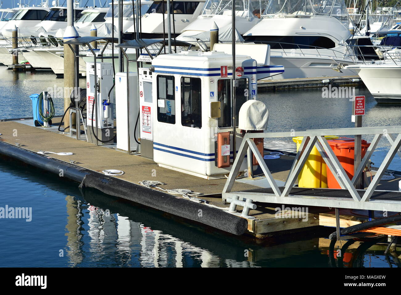 Die schwimmende Hafenmole mit tanken Klemmen in der Marina mit Power Boote im Hintergrund. Stockfoto