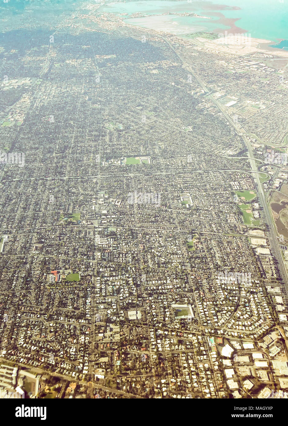 Nebel über San Francisco Bay Area aus dem Flugzeug gesehen. Die Stadt von Palo Alto ist rechts unten. Stockfoto