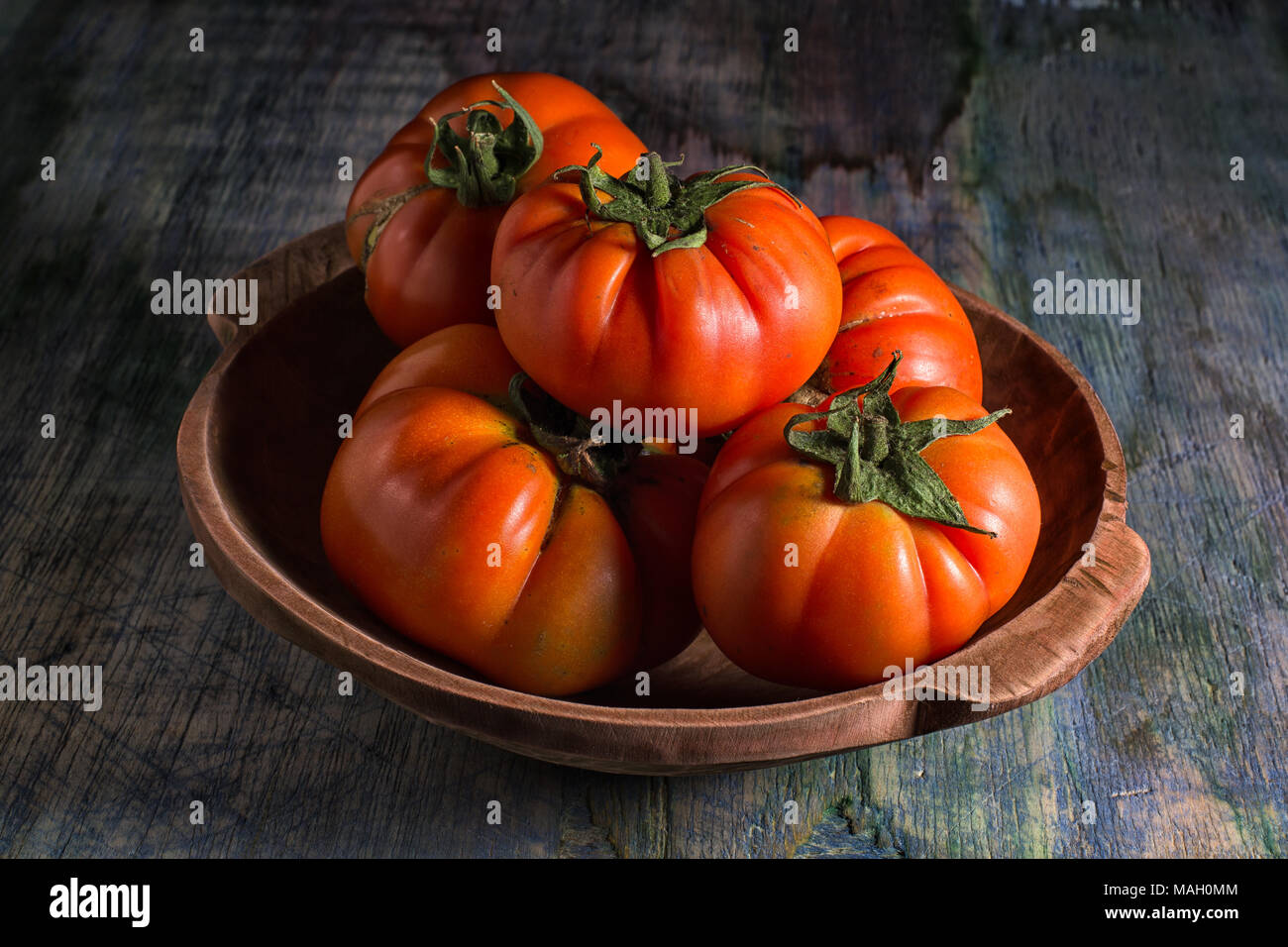 Nahaufnahme der wahren Bio Tomate auf rustikale Oberfläche Stockfoto