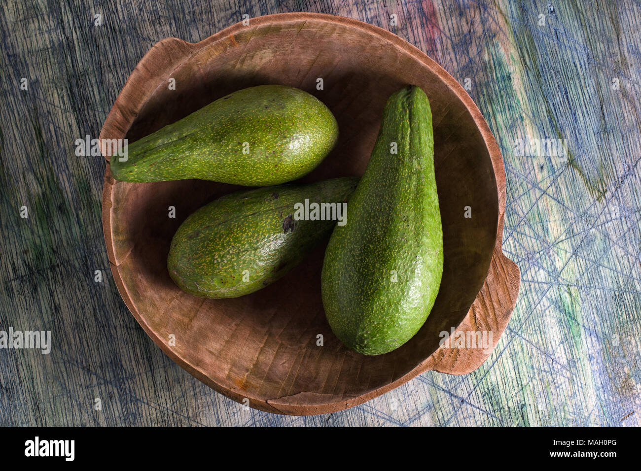 Nahaufnahme von Avocado Vielfalt in eine hölzerne Schüssel Stockfoto