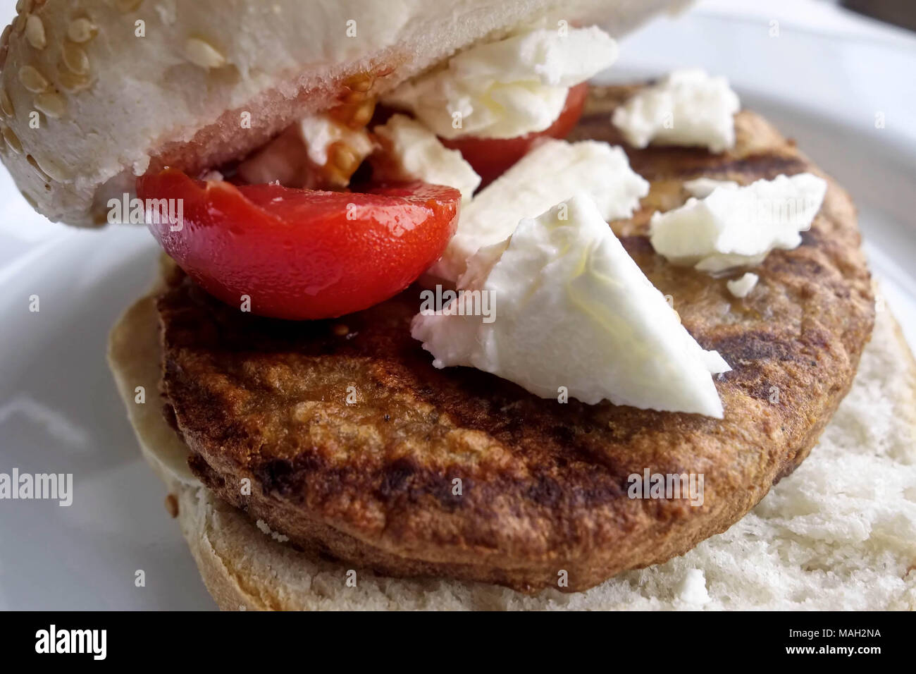 Veggie Burger mit Feta Käse Stockfoto