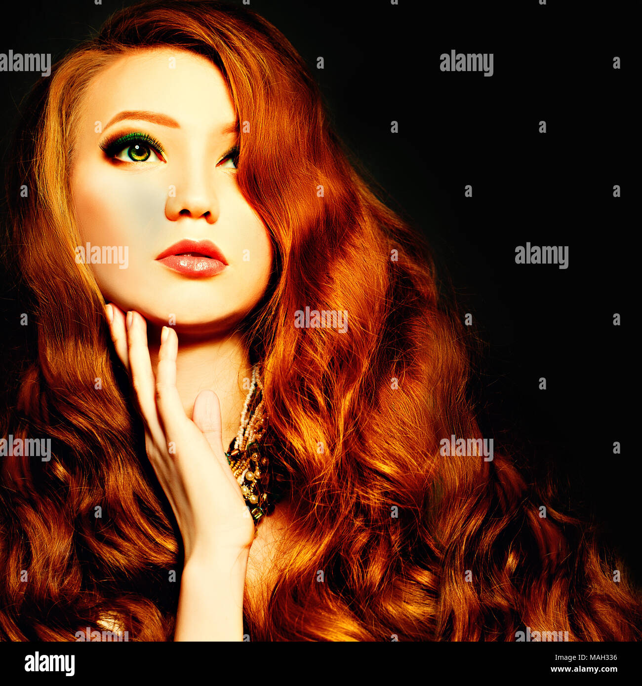 Schönheit Frau mit Make-up und Roten lockiges Haar. Mode Hintergrund Stockfoto