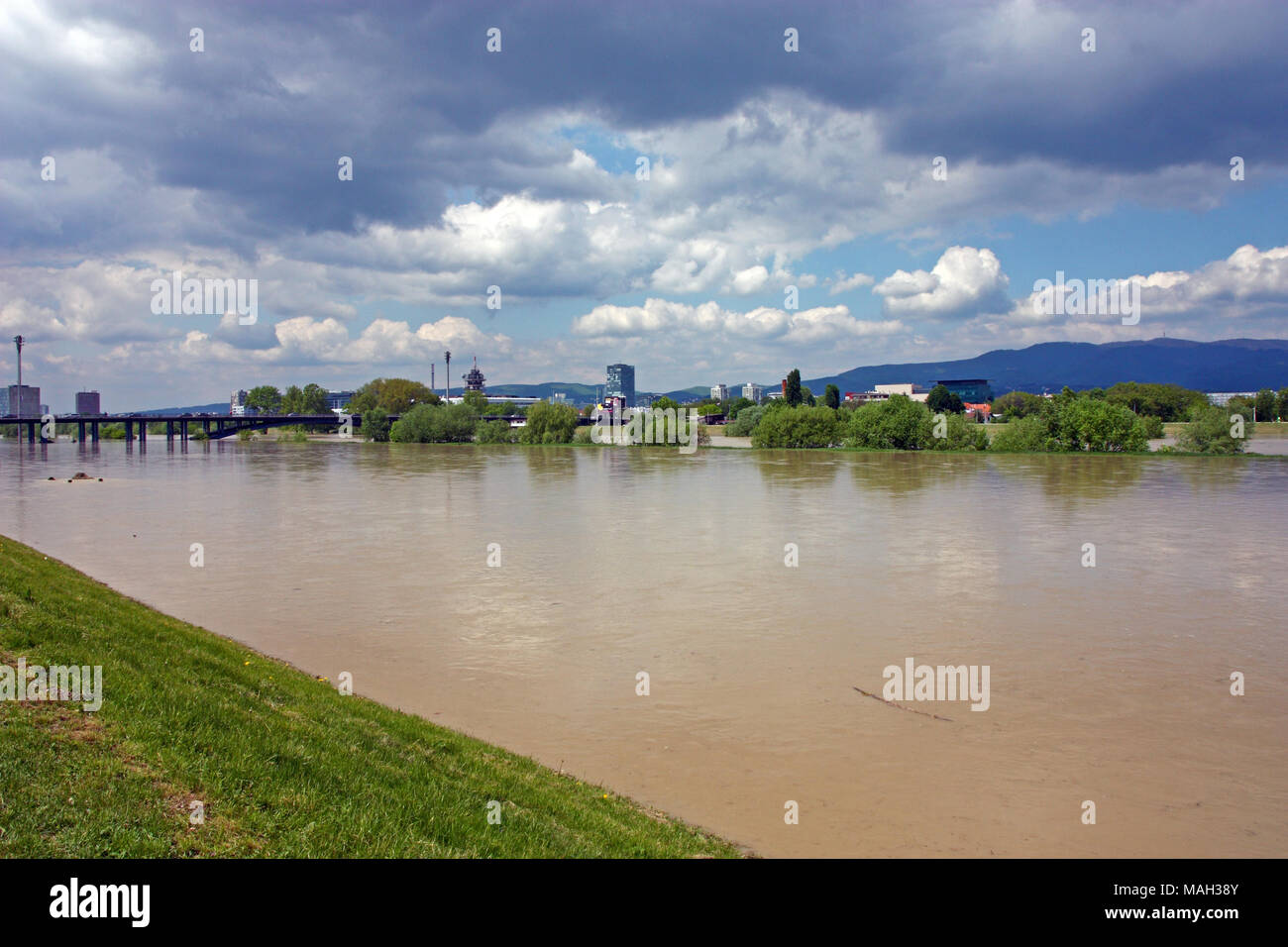 Hohe Wasserstand des Flusses Sava, Zagreb, Kroatien. Stockfoto